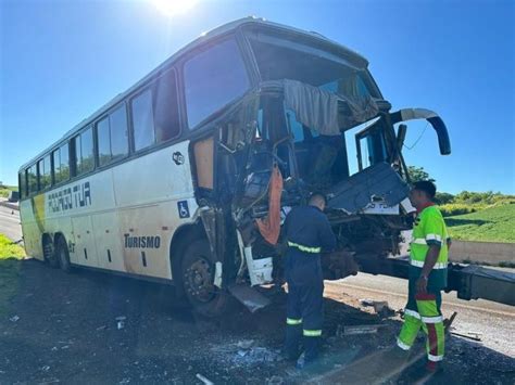 Motorista Morre Após ônibus Bater Na Traseira De Caminhão Parado No