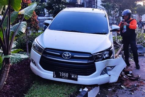 Ban Pecah Mobil Tabrak Pembatas Jalan Hingga Ringsek JPNN Jatim