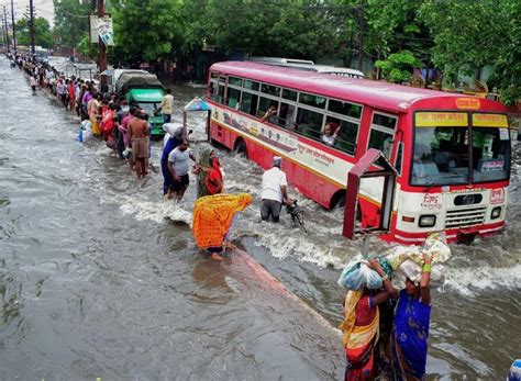 उत्तर प्रदेश भारी बारिश के कारण एक दिन में 27 की मौत घाघरा और शारदा नदी उफान पर India Tv Hindi