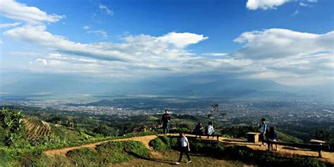 Bukit Moko Menikmati Pesona Kota Bandung Dari Puncak