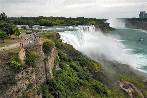 PHOTO: Hiking to the Bottom of Niagara Falls