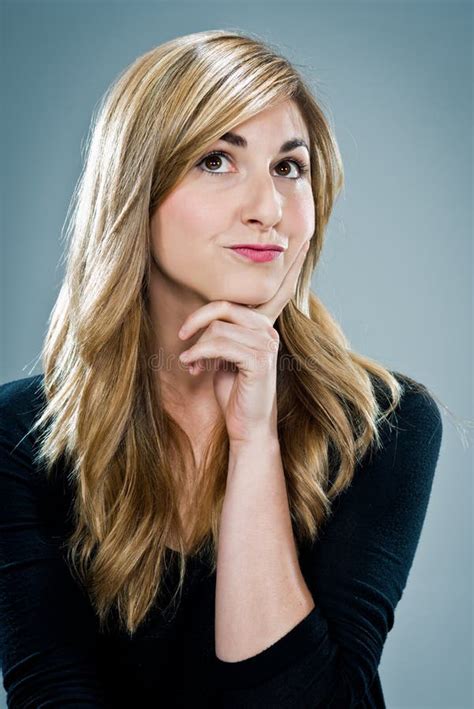 Jeune Femme Blonde Heureuse Songeuse Photo stock Image du vivacité frais