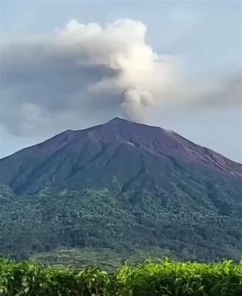 Pagi Ini Gunung Kerinci Erupsi