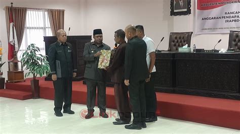 Bupati Manokwari Serahkan Ranperda Apbd Perubahan Pendapatan Naik