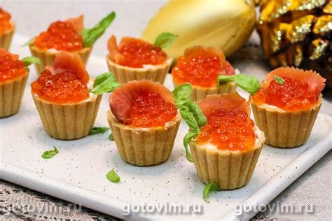 Тарталетки со сливочным сыром, красной рыбой и икрой. Рецепт с фото