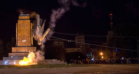 Ukraines Largest Lenin Statue Toppled In Kharkiv Daily Sabah