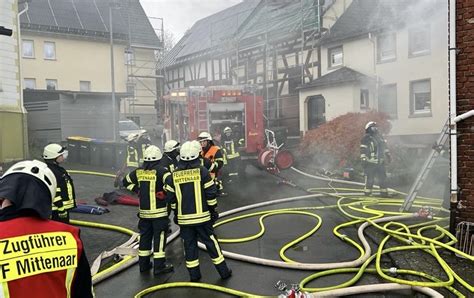 Scheunenbrand Mit Menschenleben In Gefahr Feuerwehr Mittenaar