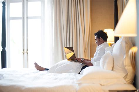 how much would it cost to live in a hotel