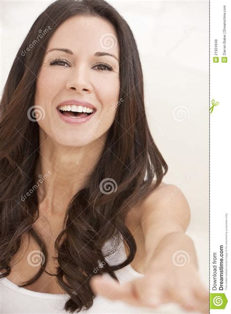 Verticale D Une Belle Femme De Sourire Heureuse Image Stock Image Du