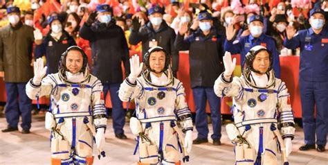 Astronautas de la nave china Shenzhou 15 realizarán una caminata