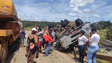 Motorista Morre Ap S Carreta Tombar Na Br Entre Itabira E Bom