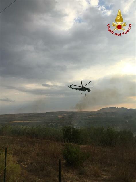 Patern Vasto Incendio Nell Oasi Del Simeto Intervento Di Vigili Del