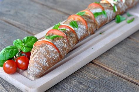 Warmes Fächer Baguette Caprese mit Kräuterbutter BBQPit de