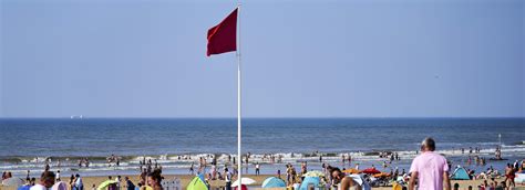 Rode Vlag Op Het Strand Dit Is De Betekenis Van De Verschillende