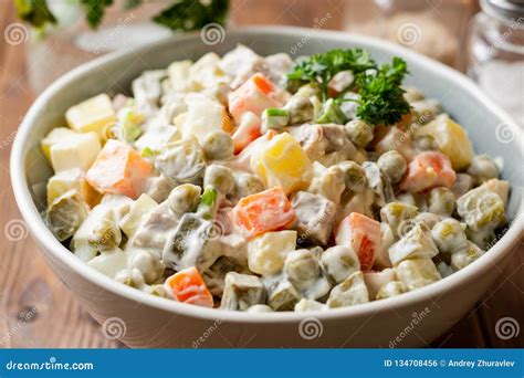 Salade Russe Traditionnelle Olivier Dans La Cuvette Sur La Table En