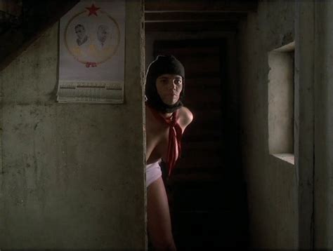 Naked Maribel Verdú in Los jinetes del alba