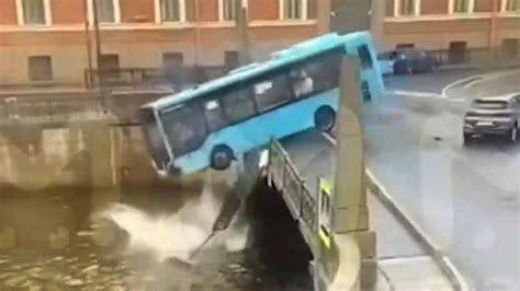 VIDEO Un autobuz plin cu pasageri a căzut în râul Neva în Sankt