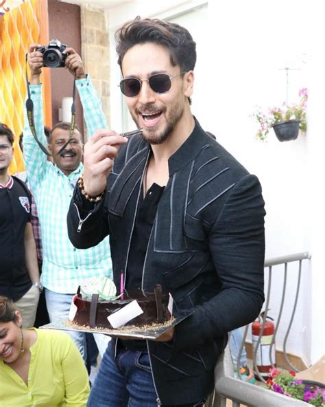 Mumbai Mumbai Actor Tiger Shroff Snapped Celebrating His Birthday With Fans And Media In