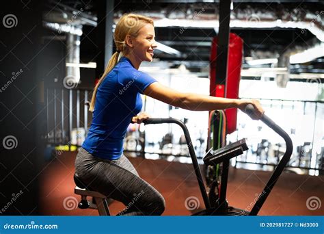 Gimnasia En Bicicleta Haciendo Ejercicio Cardiovascular En El Gimnasio Imagen De Archivo