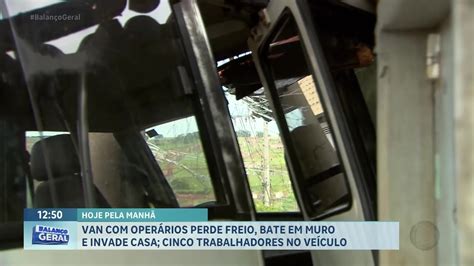 Van 5 operários perde freio bate em muro e invade casa em