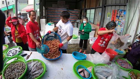 阿源叫客人買多一點左右鄰居送一送就吃完啦 客人就叫阿源也來送一送 台中大雅市場 海鮮叫賣哥阿源 Taiwan Seafood Auction