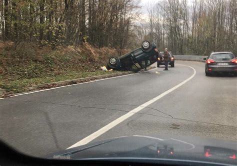 Foto Saobra Ajna Nesre A Kod Banjaluke Automobil Se Prevrnuo Na Krov