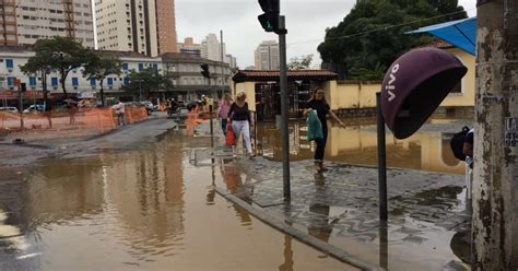 G1 Adutora é danificada durante obras do VLT e rua fica alagada em