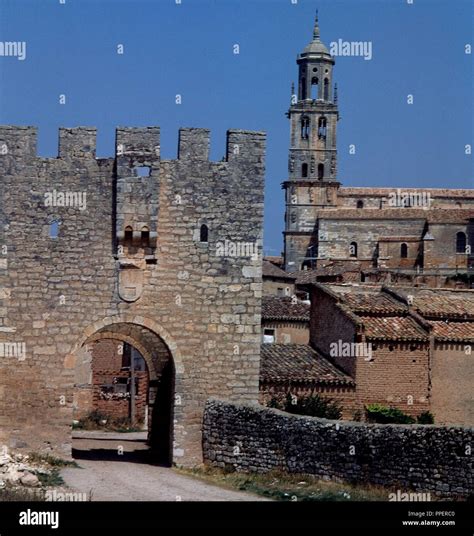 Arco De La Muralla De Santa Maria Del Campo Del Siglo Xv Con La Iglesia