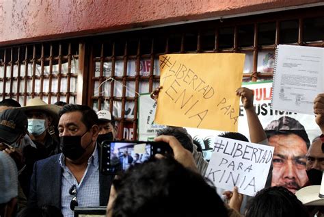 Entregan activistas por la libertad de Kenia Hernández la Casa Guerrero