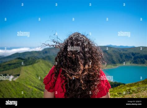 Junge Mädchen Tourist mit großen schönen lockigen Haaren Blick auf