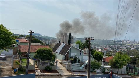 Casa de madeira é destruída por incêndio em Chapecó