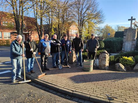 Volkstrauertag Kranzniederlegung Am Ehrenmal