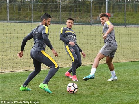 Arsenal Ready To Give Oxlade Chamberlain 100k Per Week Daily Mail Online