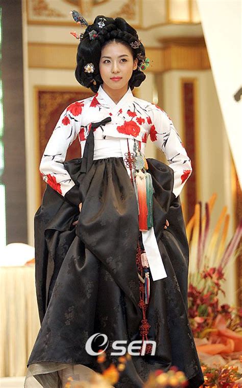 Actress Dressed As “kisaeng” Ancient Korean Entertainers Korean Traditional Dress