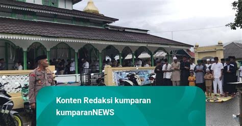 Khidmat Warga Wakal Maluku Jalani Salat Idul Adha Di Tengah Guyuran