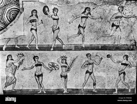 Mosaico romano gimnastas NA grupo de mujeres gimnastas con bikiníes