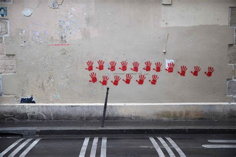 France Des mains rouges taguées sur le Mémorial de la Shoah à