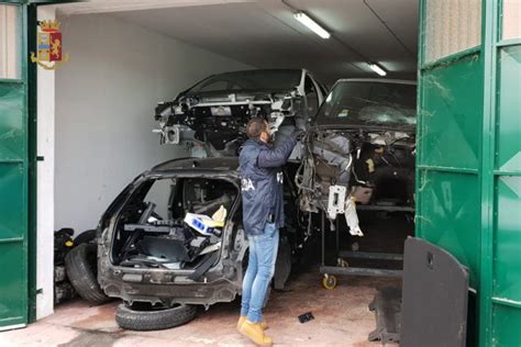 Roma Auto Rubate E Cannibalizzate Due Arresti Per Riciclaggio Foto E