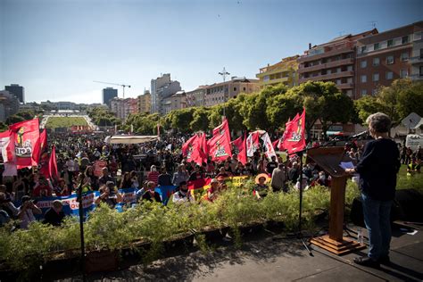 1 º Maio Milhares De Pessoas Rumam Do Martim Moniz à Alameda Em Lisboa