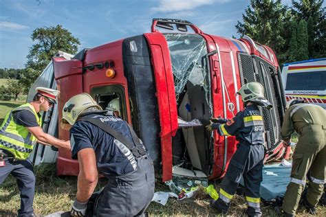 Lkw Mit Sattelzug In Aschbach Umgekippt Fahrer Von Feuerwehren