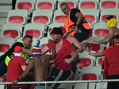 Verletzter Fan Vor Spiel Anpfiff Auf 19 40 Uhr Verschoben