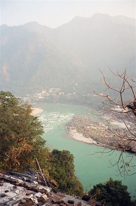 View Of Rishikesh City Along Ganges River Bank India Del Colaborador