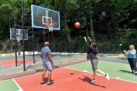 NYC Parks upgrades Fordham Landing basketball courts with new backboards – Bronx Times