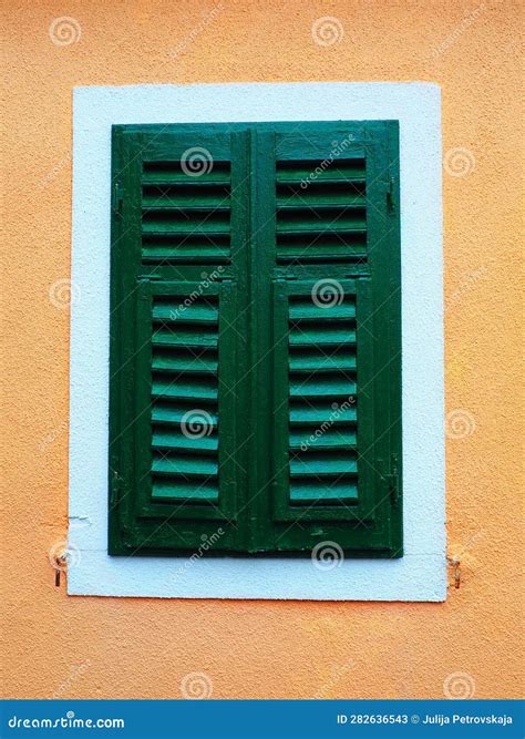 La Vieja Ventana Con Persianas Verdes Cerradas En La Antigua Casa