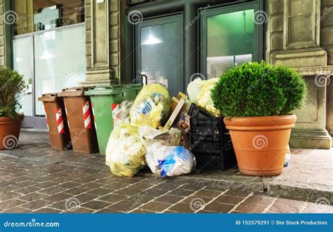 Lote Do Lixo Jogado Na Rua Polui O Ambiental Imagem De Stock Imagem