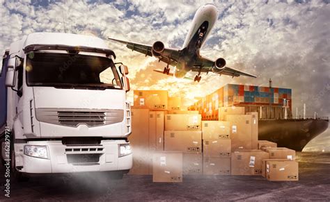 Truck Aircraft And Cargo Ship Ready To Start To Deliver Stock Foto