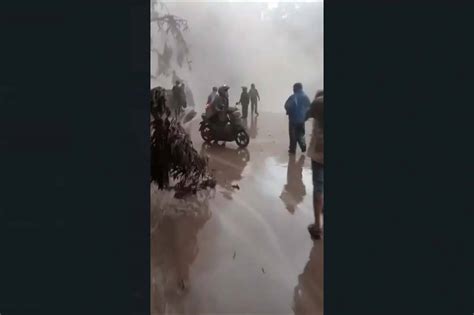 Foto Banjir Lahar Dingin Erupsi Semeru Akibatkan Jembatan Gladak Perak