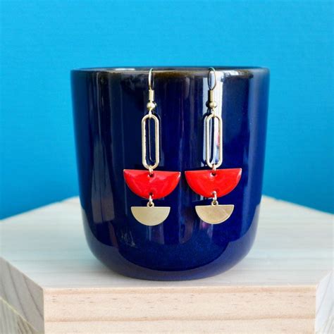 Boucles D Oreilles Graphiques Dor E Et Mail Rouge Boucles D Oreilles