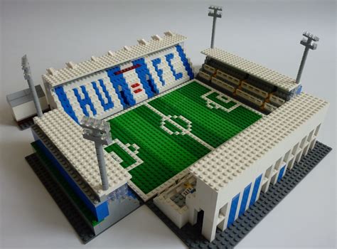 Brickstand Lhomme Qui Construit Les Stades De Football En Lego Vice