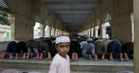 Muçulmanos De Todo O Mundo Celebram O Ramadã O Mês Sagrado Do Islamismo